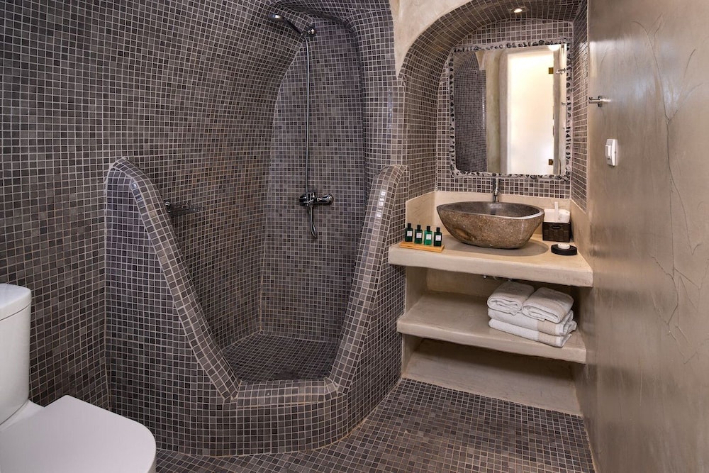 Interior, Cave, Honeymoon, Suite, King Bed, Outdoor Jetted Tub