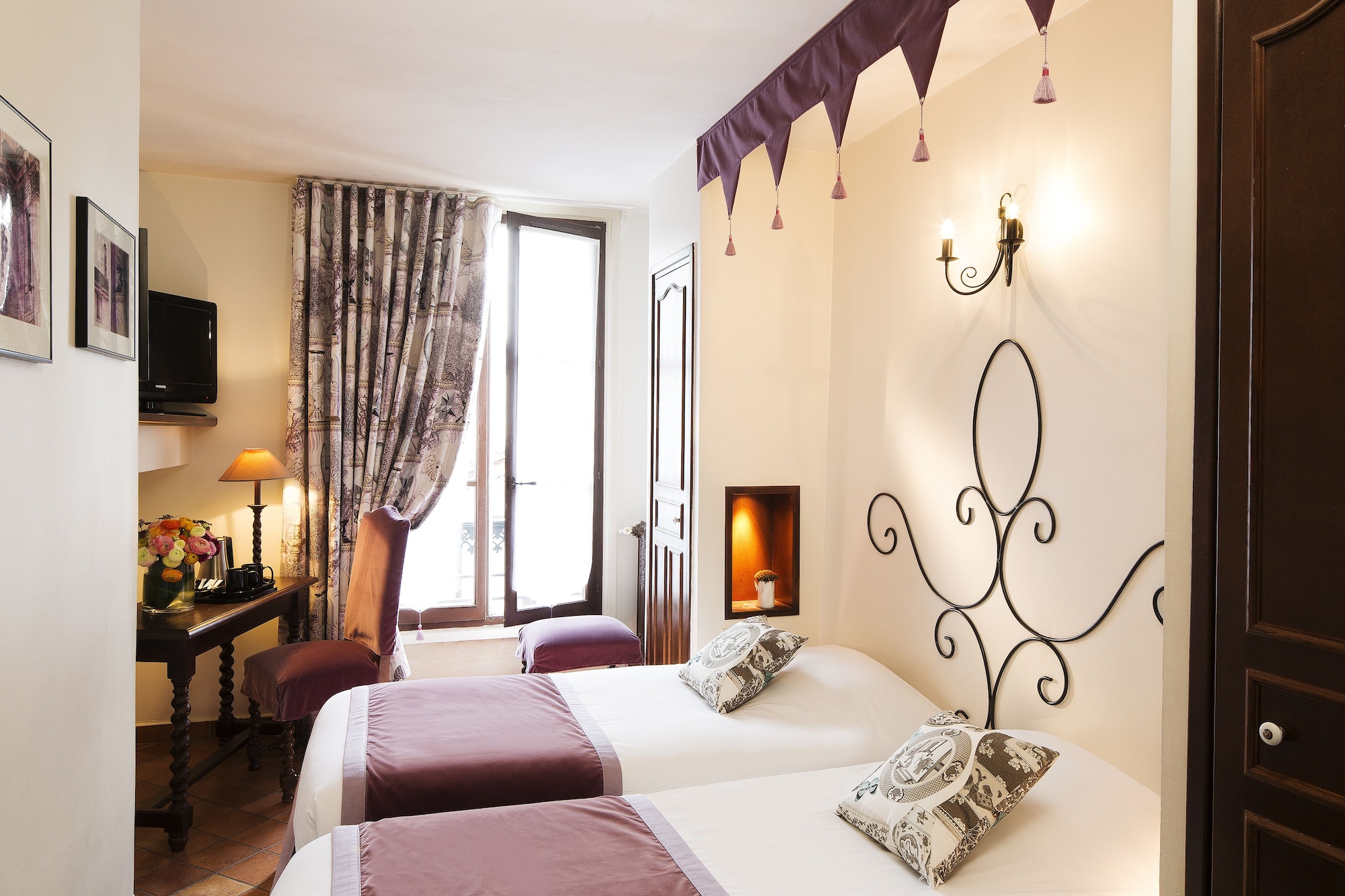 ROOM, TWIN BEDS