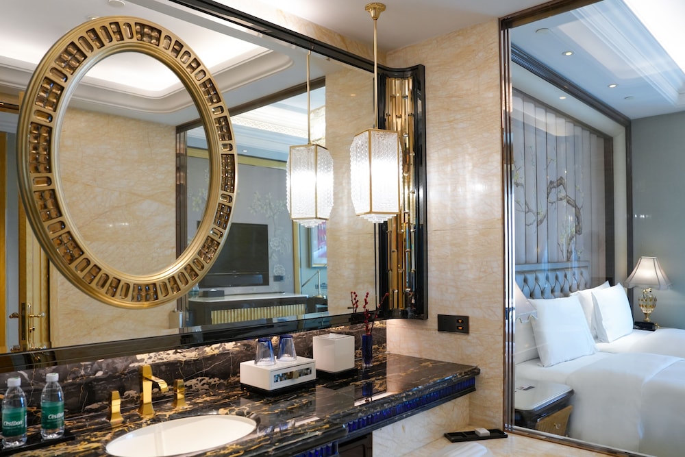 Wanda Reign Wuhan 64/67