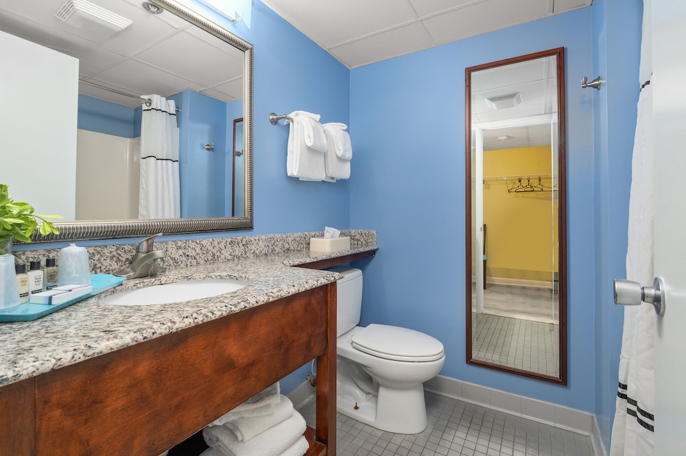 Cayman Suites Hotel 80/80