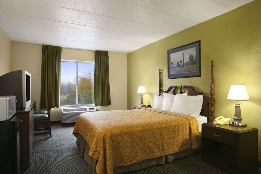 OYO Travelodge by Wyndham Lansing IL 8/26