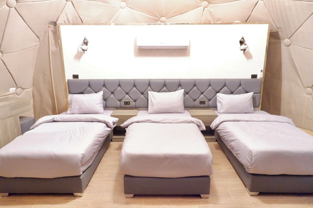 Panoramic, Basement, Triple, 3 Beds