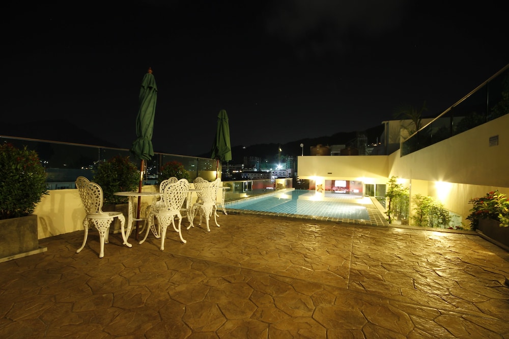 Hemingway's Silk Hotel 33/38
