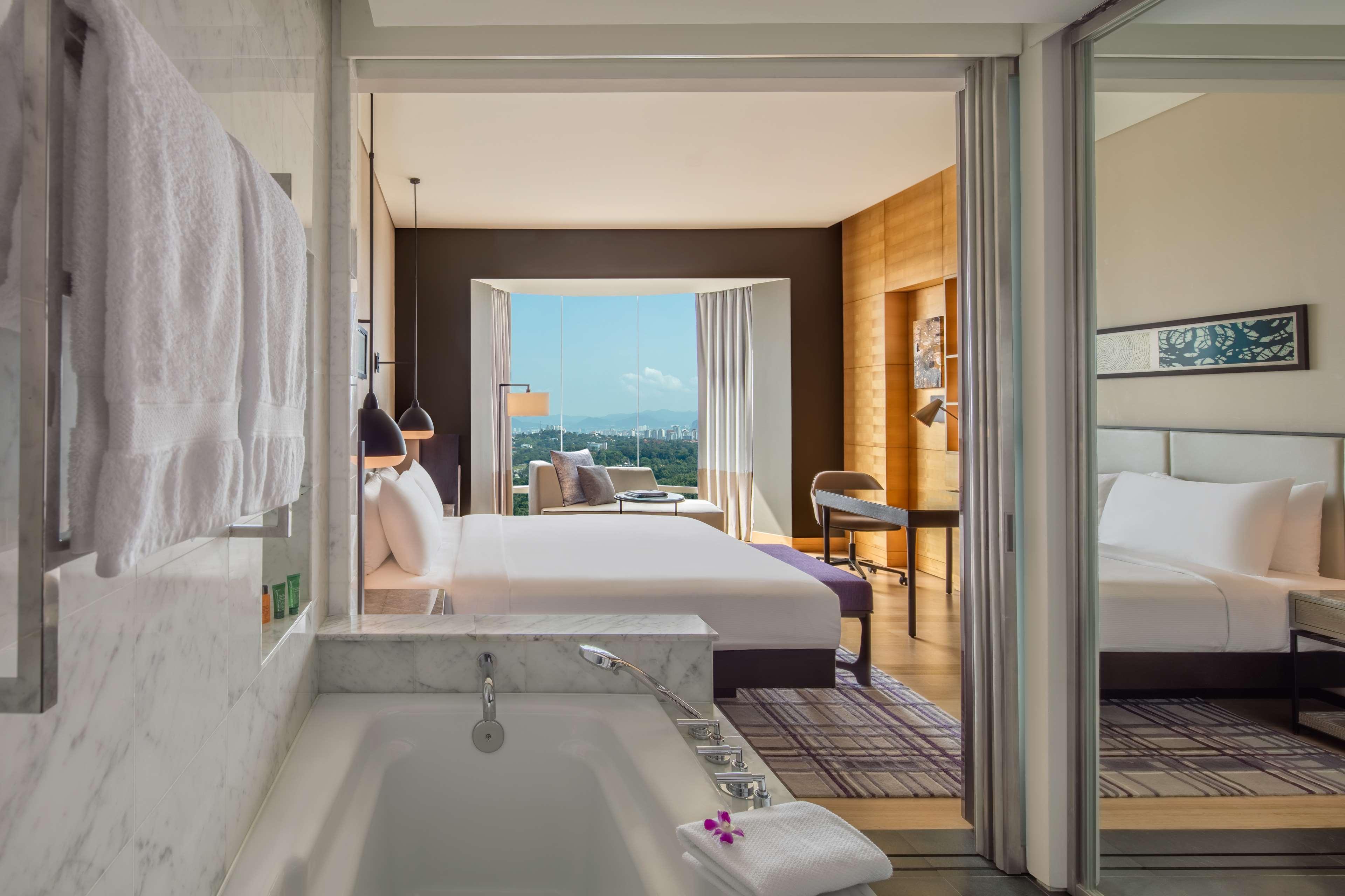 غرفة بسرير مزدوج بإطلالة على البحيرة، Hilton Kuala Lumpur 4/4