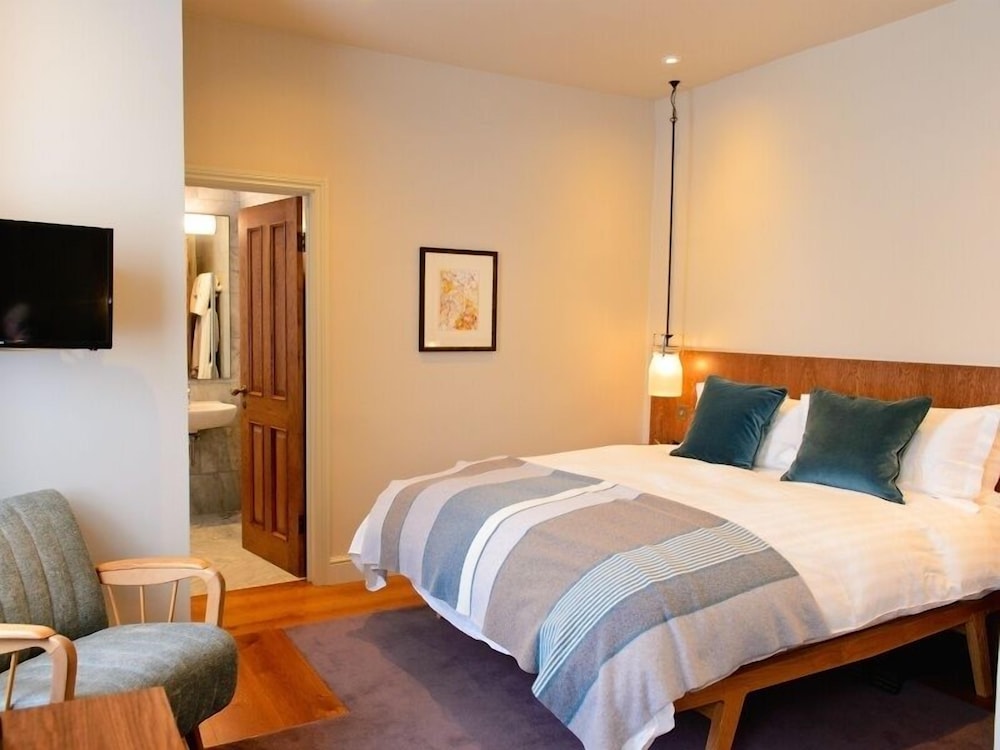 ROOM, DOUBLE BED, LARGE