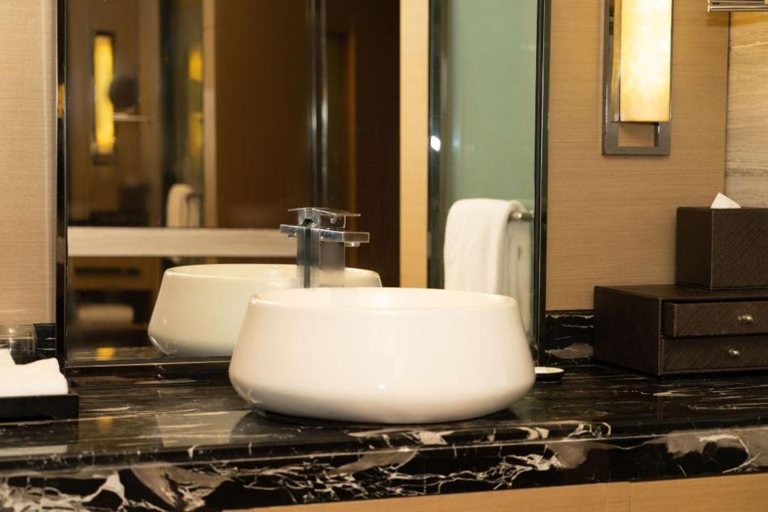 Longchamp Garden Hotel 34/35