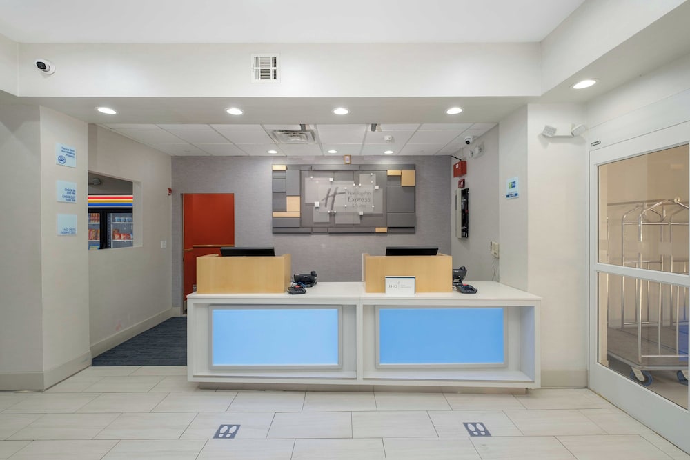 Holiday Inn Express Hotel and Suites Carlsbad 5/65