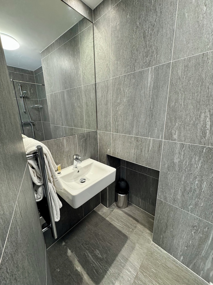 Brentwood Guest House Hotel 50/50