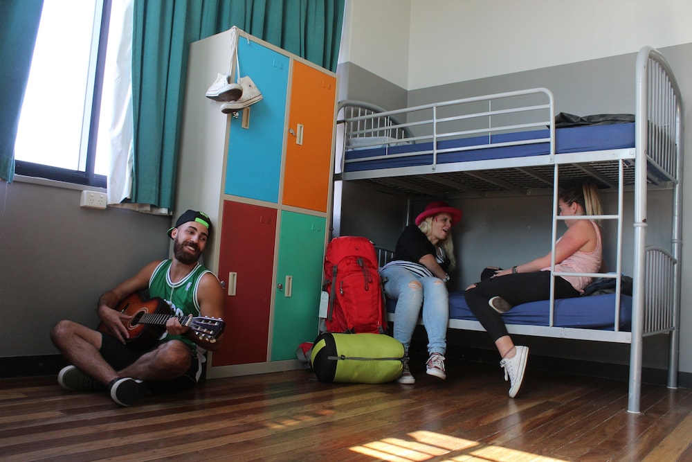 Bunk Backpackers 11/50
