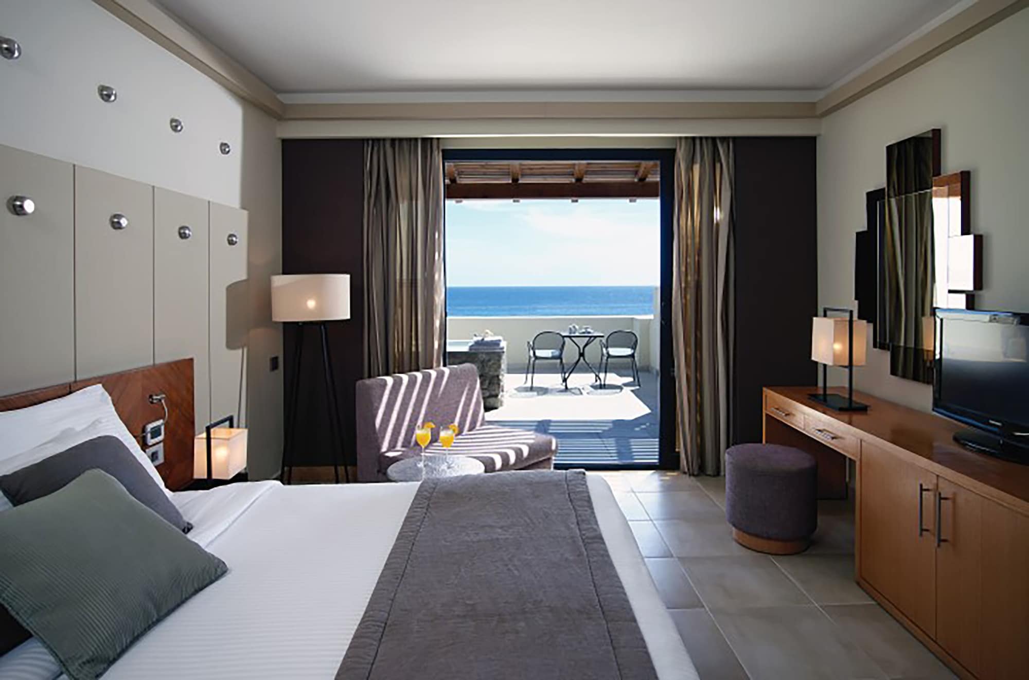 غرفة بسرير كينج بجاكوزي