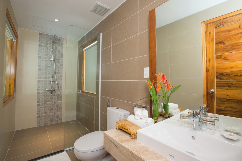 2 Bedrooms, Family Suite, 1 King and 1 Single Beds, Pool View, Pool Side، Nadine Phu Quoc Resort 4/4