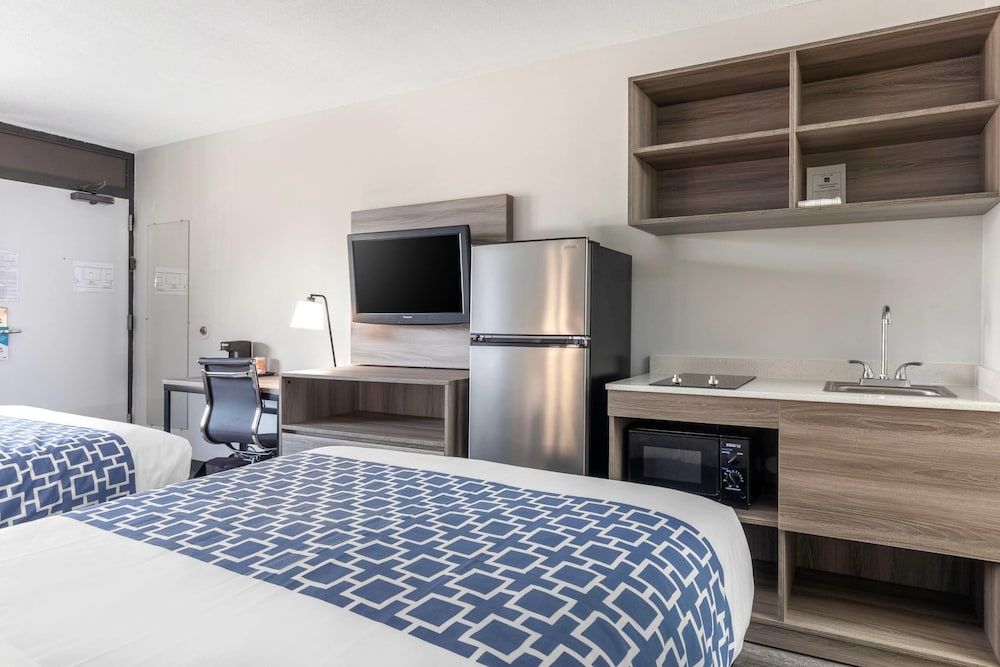 Efficiency, 2 Double Beds, Accessible، Suburban Studios Tysons Corner 4/6