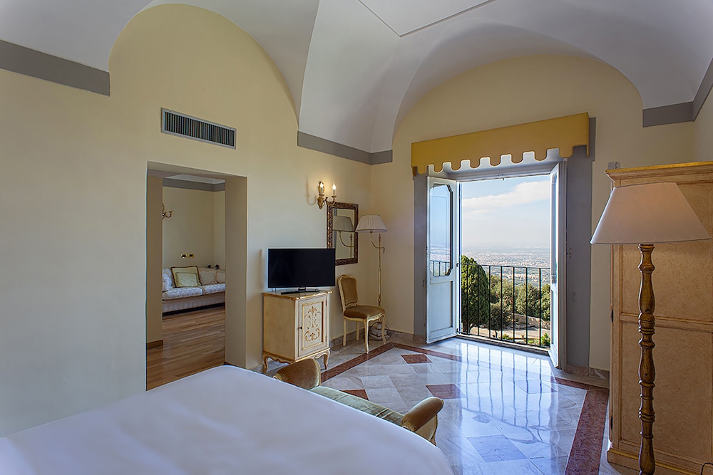 MAGNIFICA, SUITE