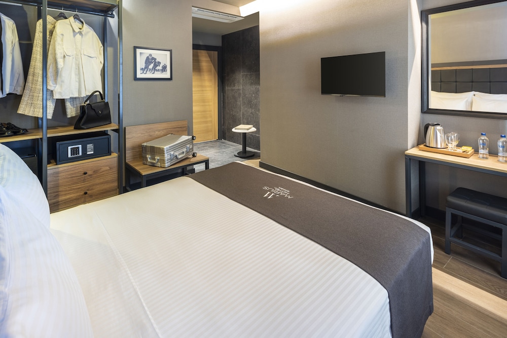 SUPERIOR, DOUBLE OR TWIN BED