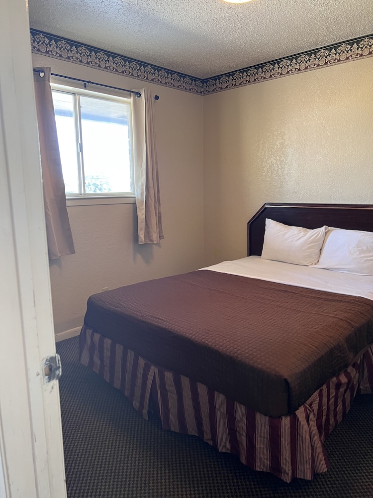 Hallmark Inn and Suites 10/22