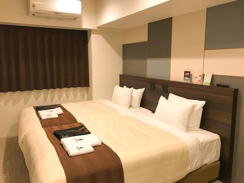 ROOM, TWIN BEDS