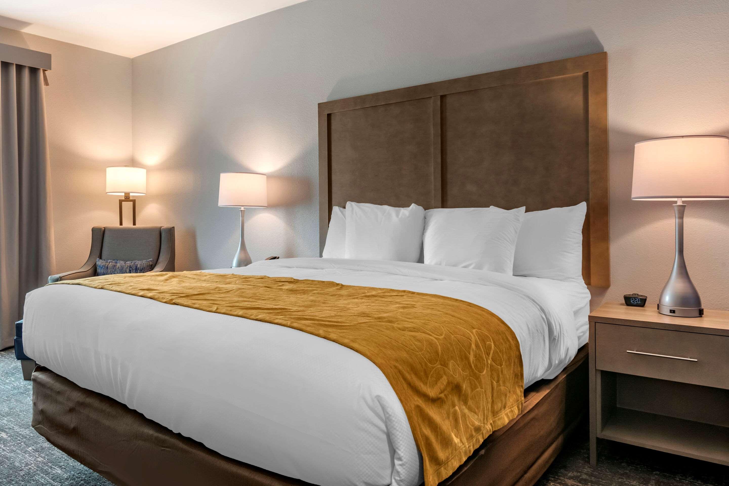 ROOM, KING BED
