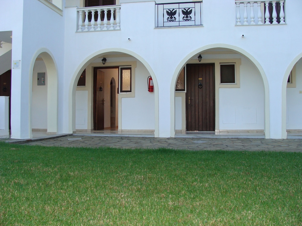 Villa Christina-Vromolimnos 52/56