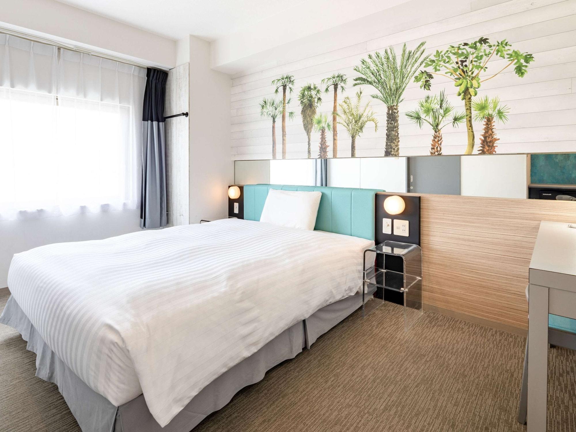 ROOM, QUEEN BED