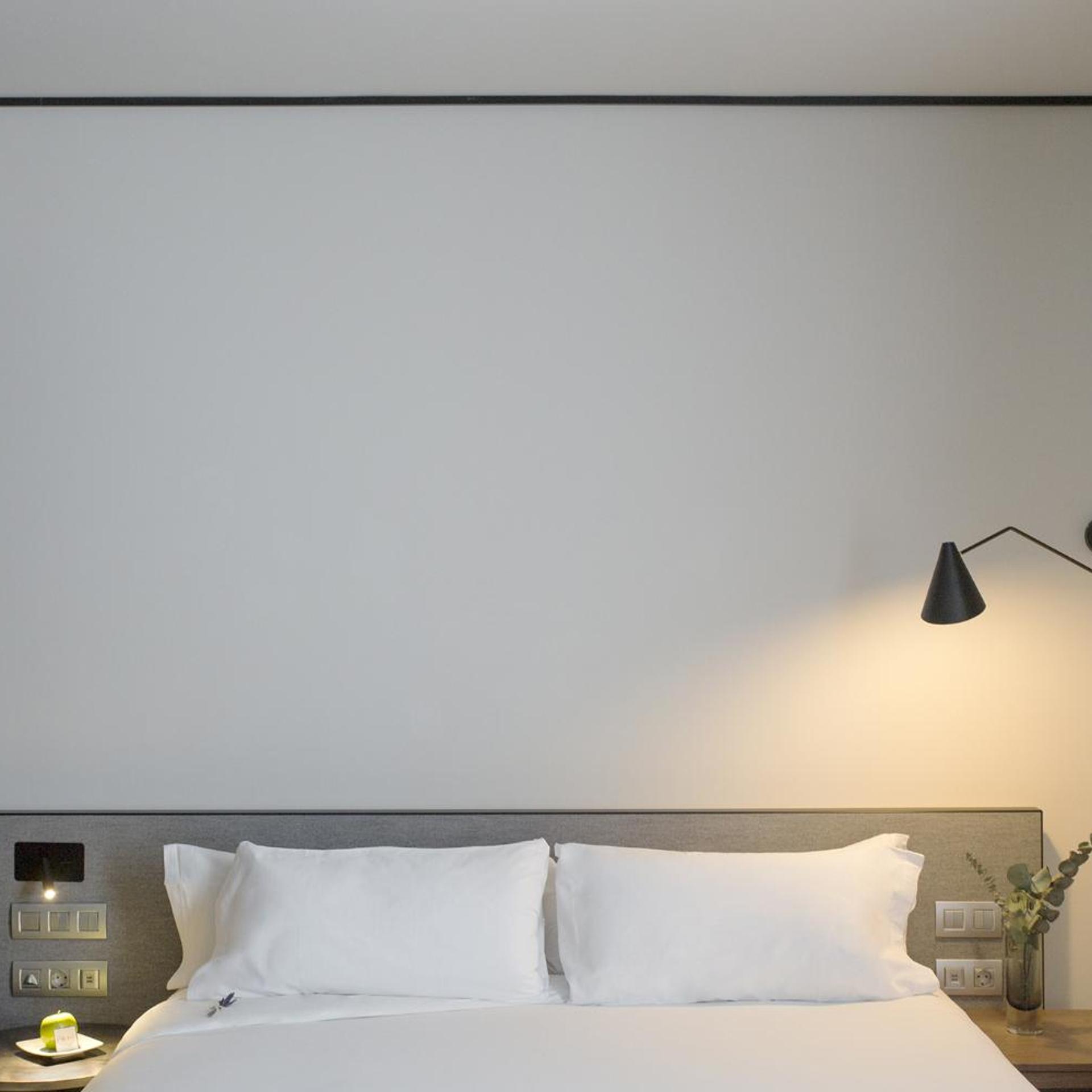 Room, King Bed, ICON Embassy 3/7