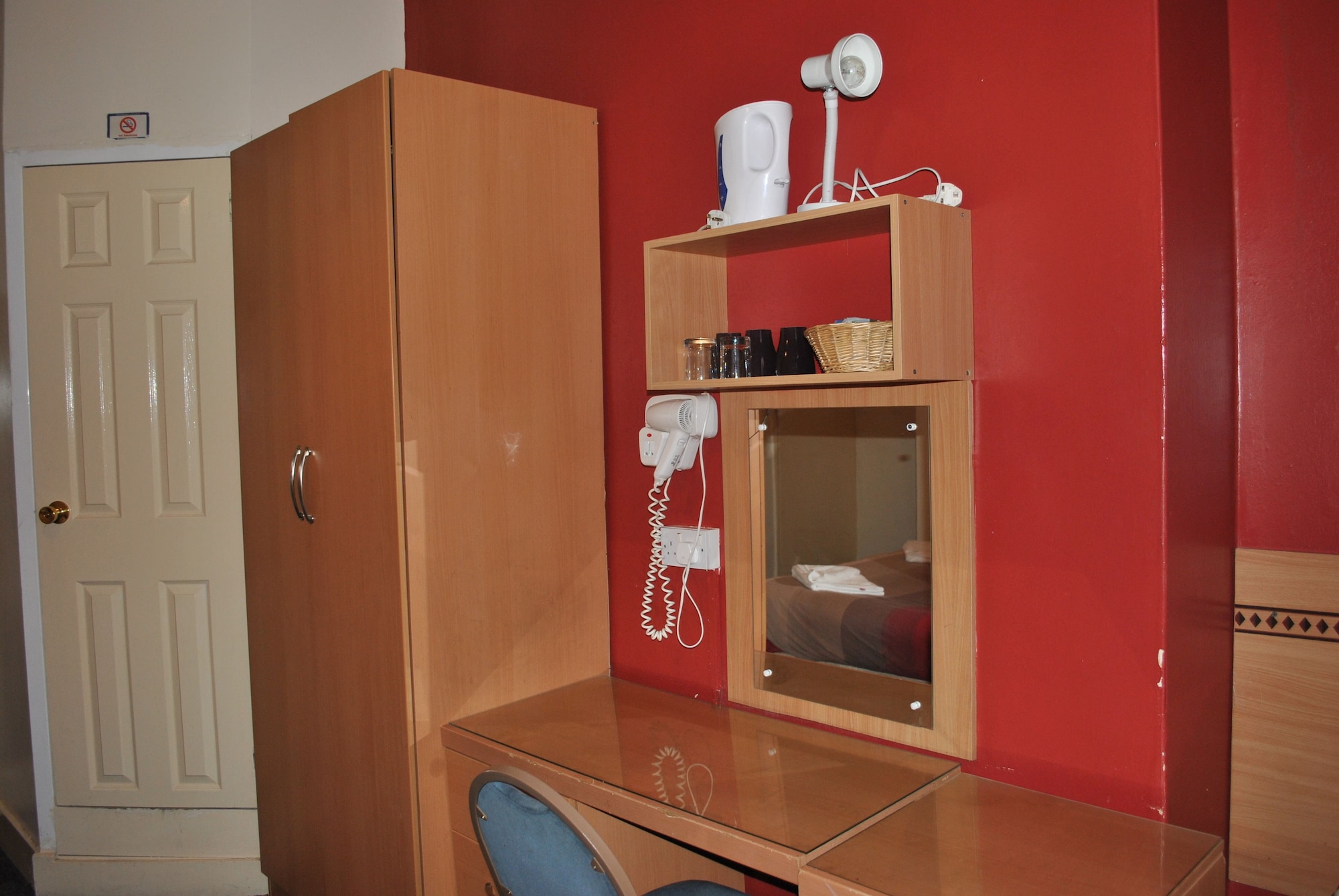 ROOM, TWIN BEDS