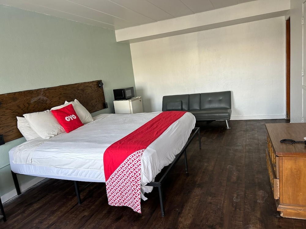 غرفة بسرير كينج مع أريكة، OYO Hotel Downtown Peoria I-74 4/10