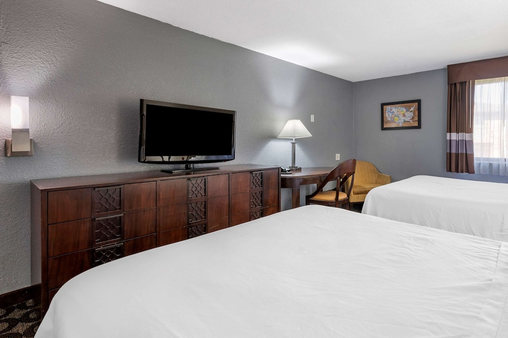 Efficiency, 2 Queen Beds