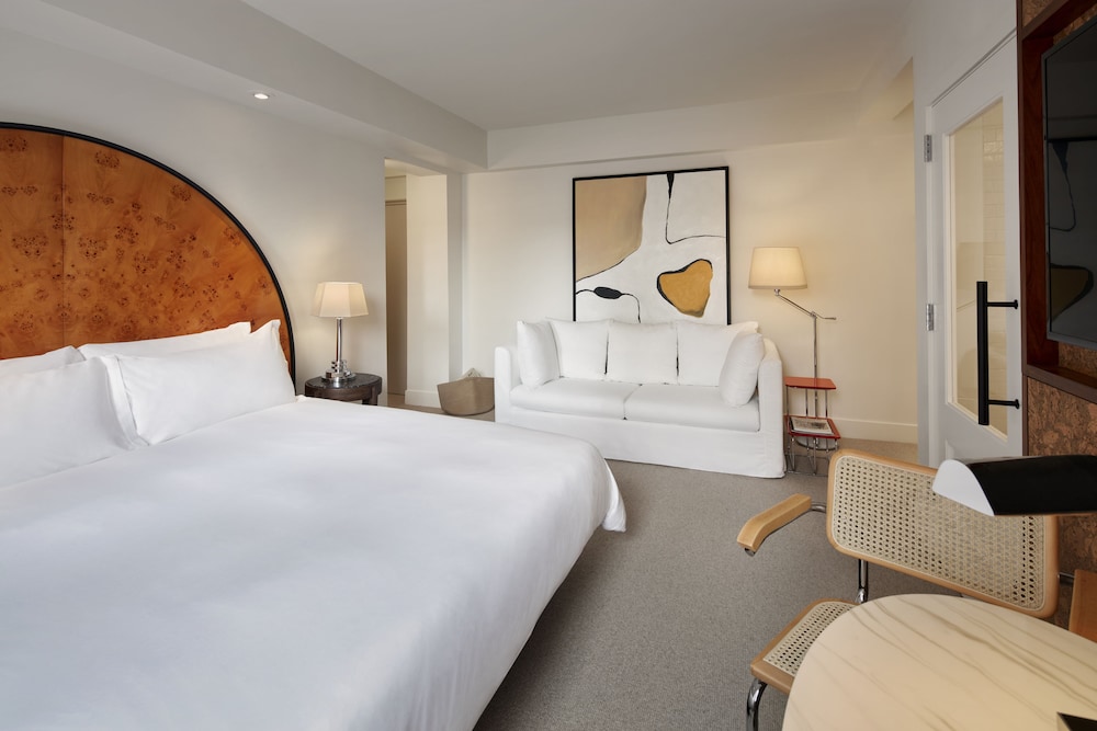 DELUXE, KING BED