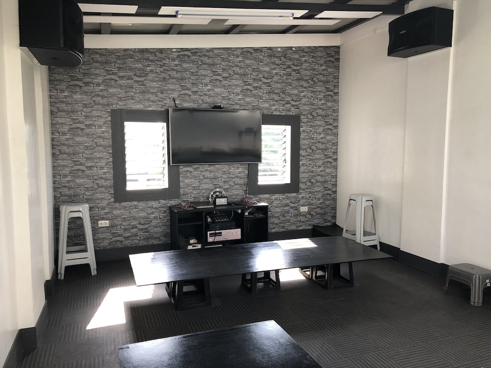 Ervoruto Hostel Makati 18/28