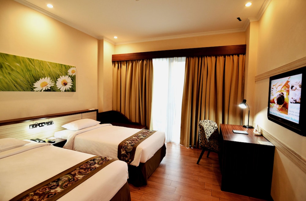 DELUXE, DOUBLE OR TWIN BED
