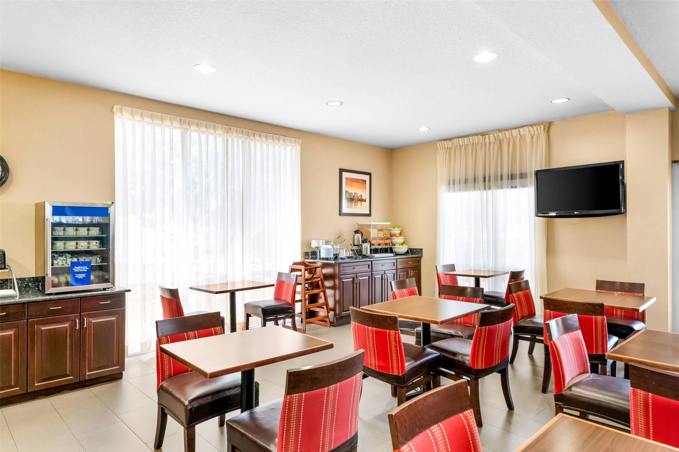 Comfort Suites Orlando International Airport 31/35