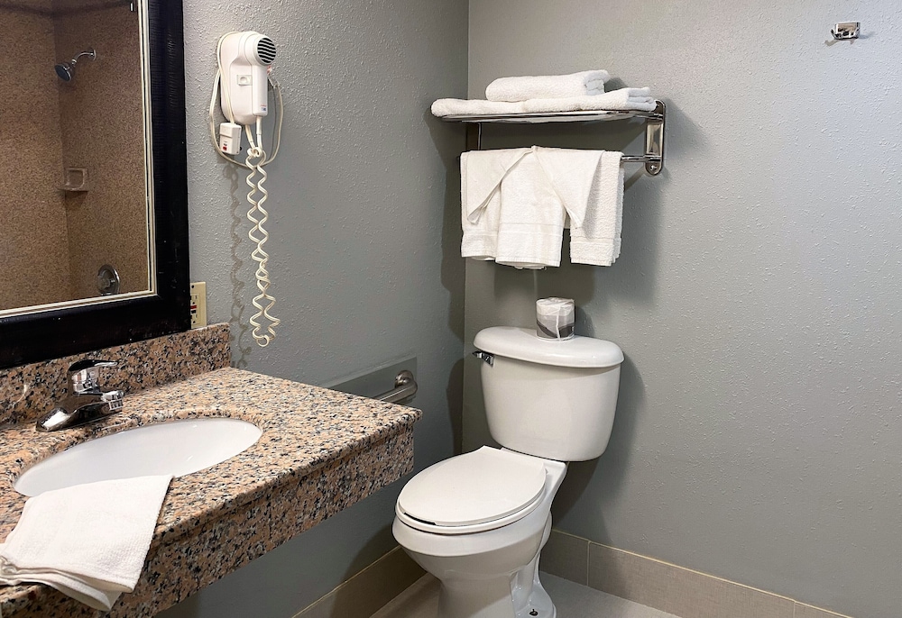 Travelodge By Wyndham Bloomington 62/62