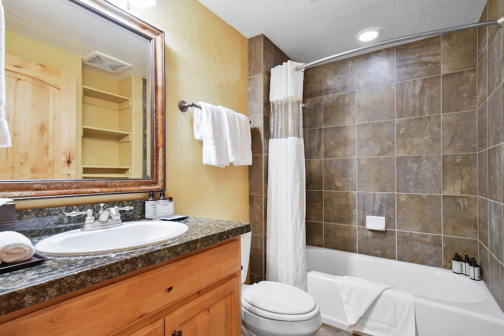 SILVERADO, LODGE, 2 QUEEN BEDS