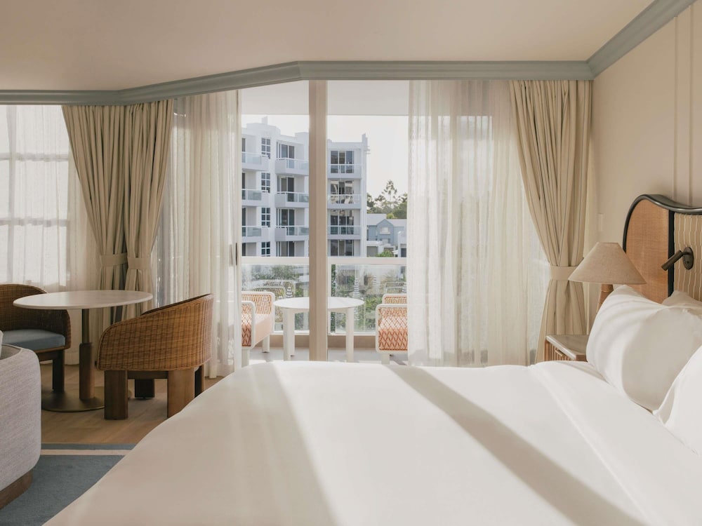 JUNIOR SUITE, KING BED, POOL VIEW
