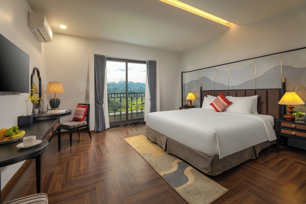 Deluxe, King Bed, Valley View, Balcony