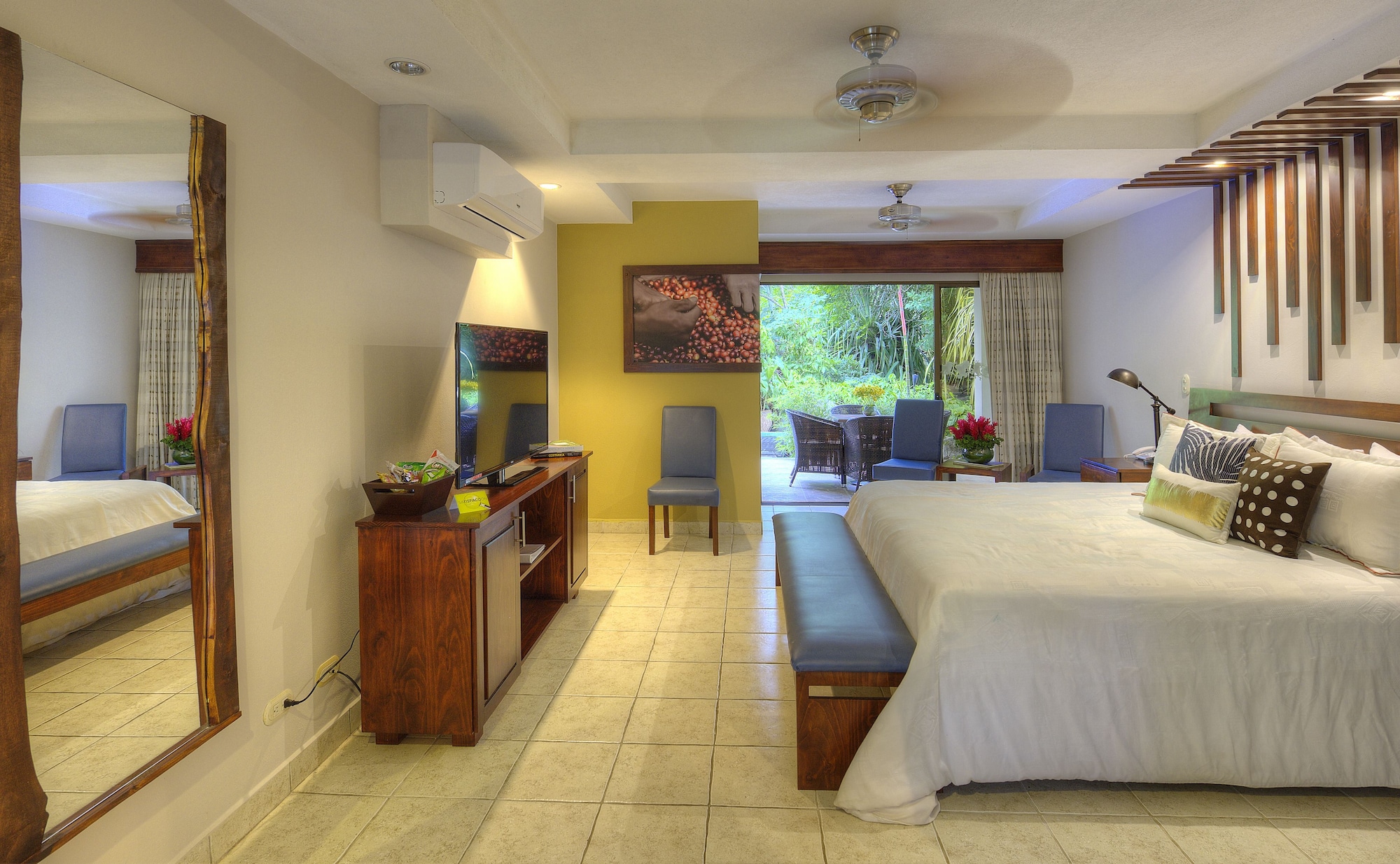 DI, SUITE, KING BED, KITCHEN