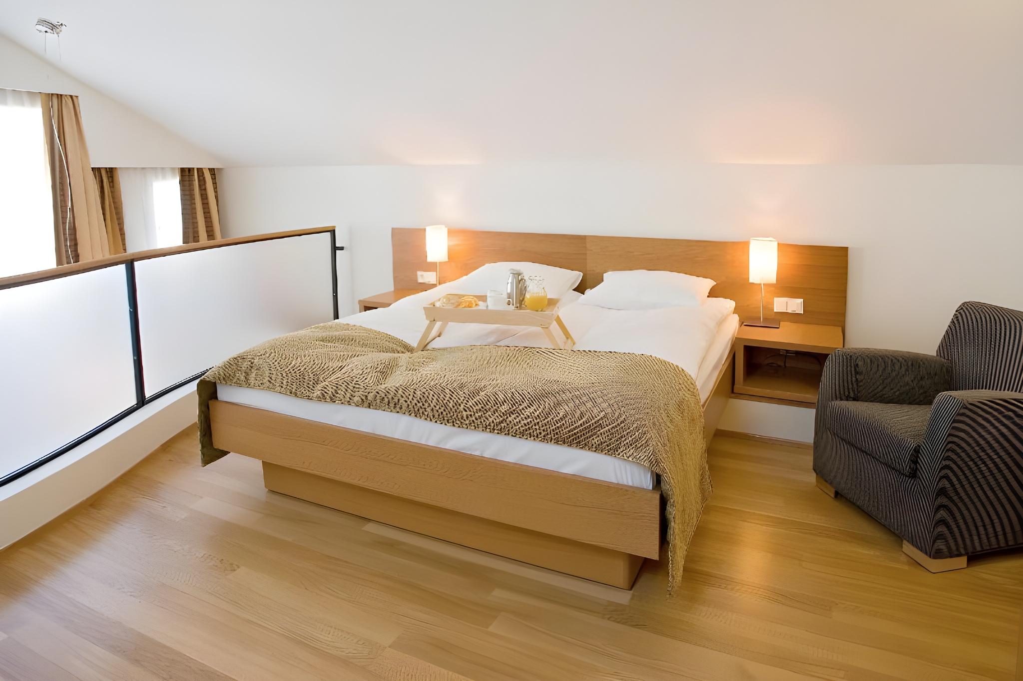 جناح جونيور بسرير مزدوج مع أريكة