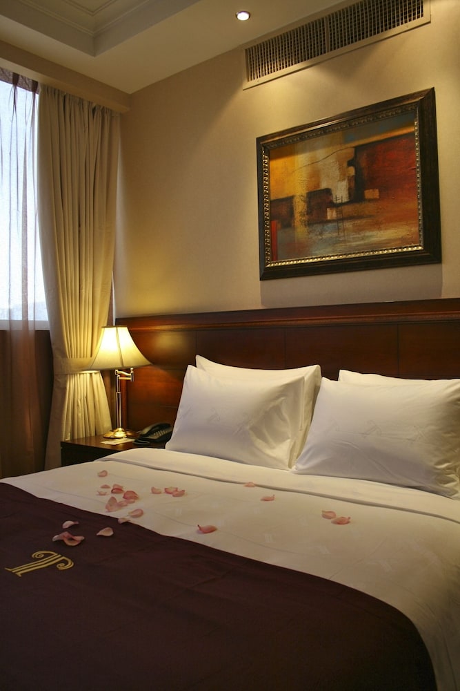 Trianon Hotel 7/63