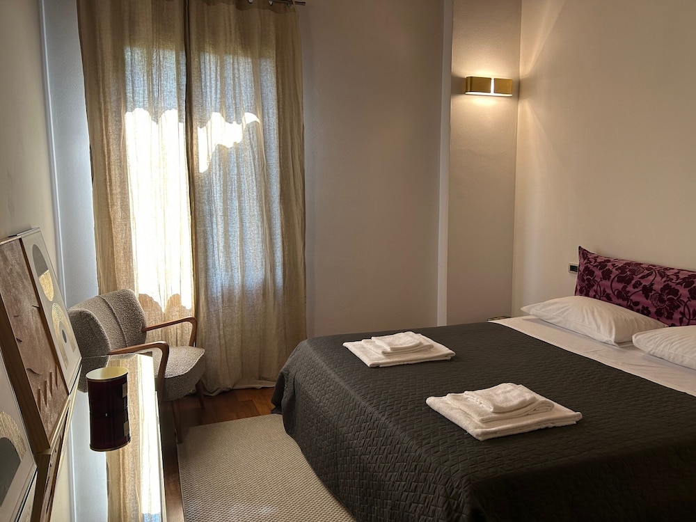 EXECUTIVE, SUITE
