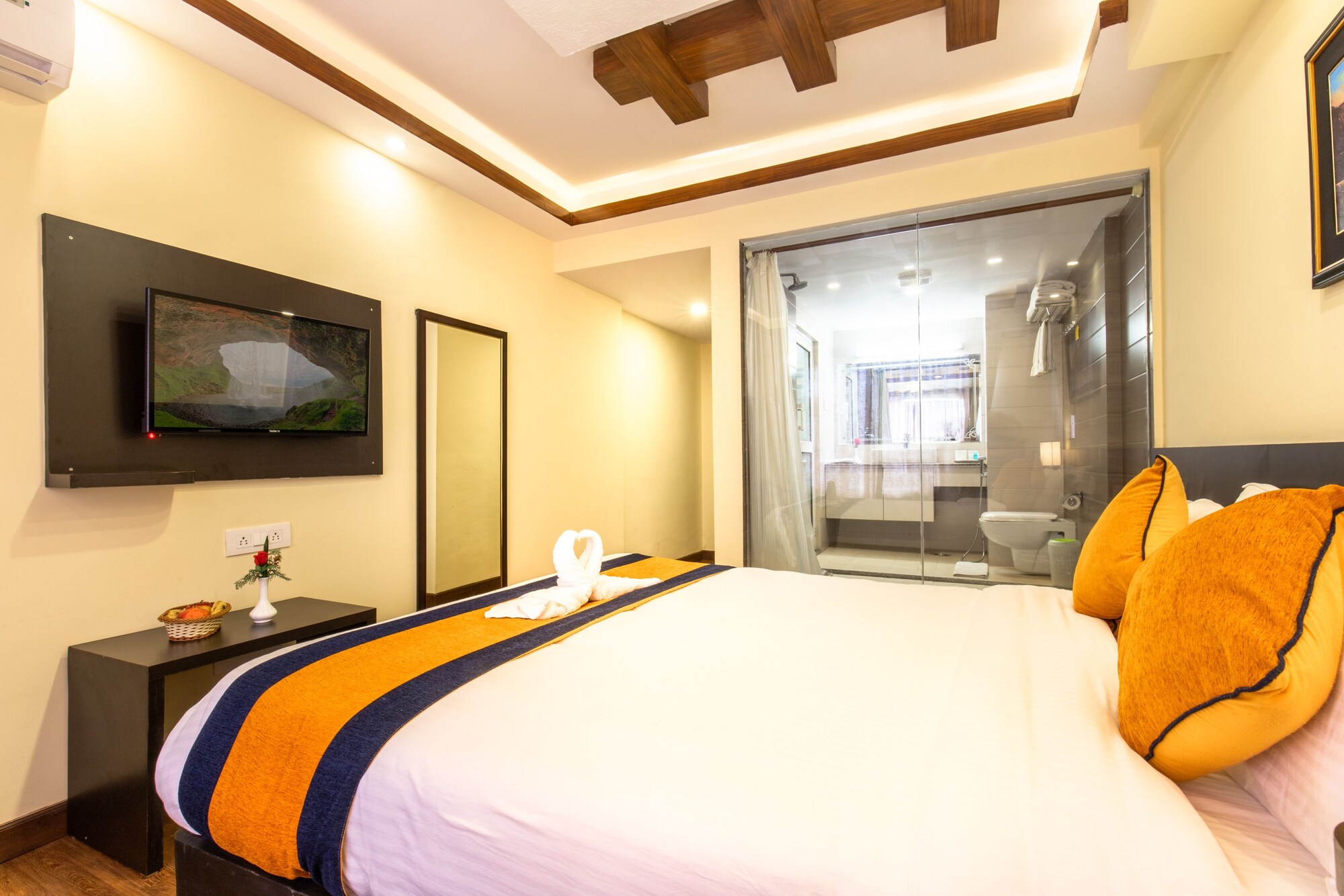DELUXE, KING BED, CITY VIEW, PRIVATE BATHROOM