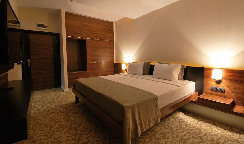 Madame Tadia Hotel 4/43