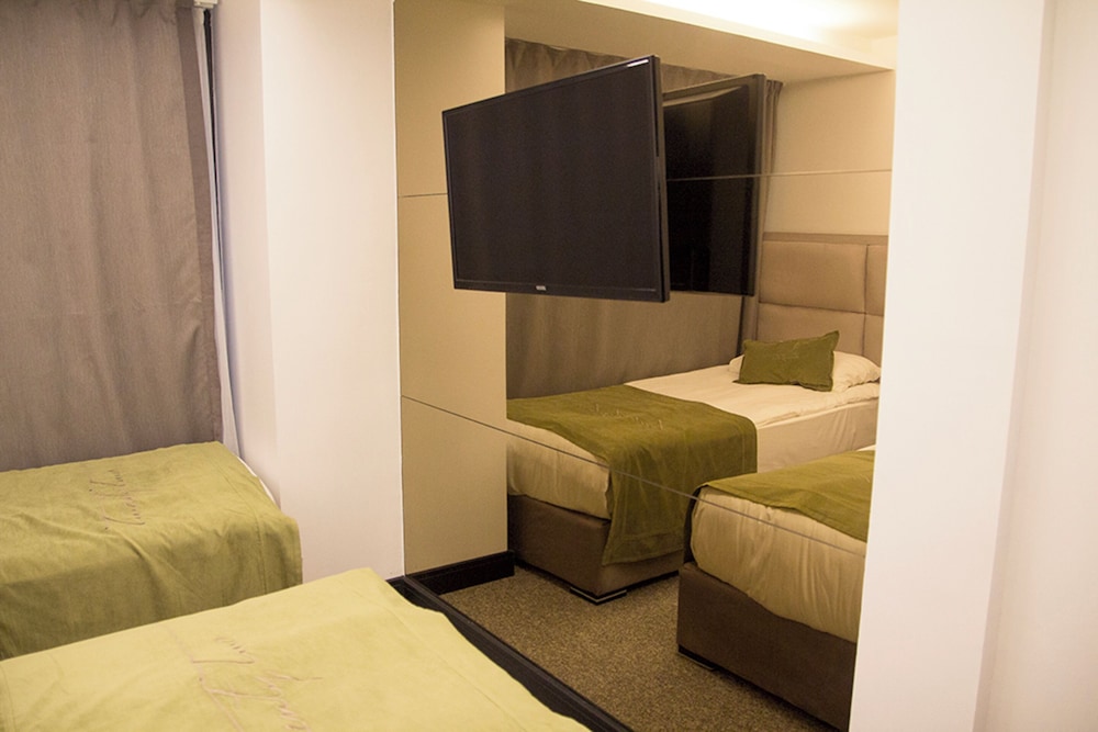 The 22 Hotel 33/50