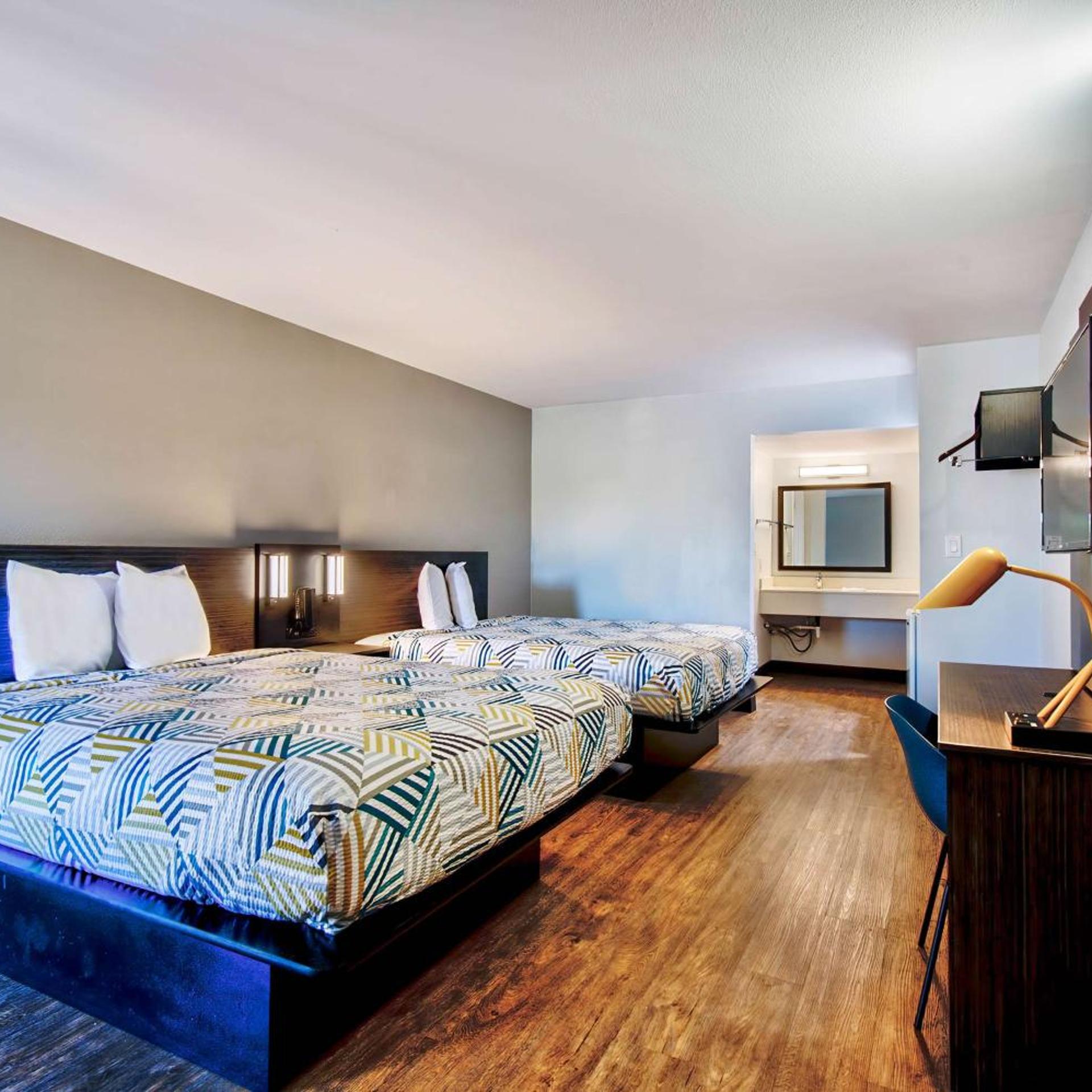 2 QUEEN BEDS - NON-SMOKING