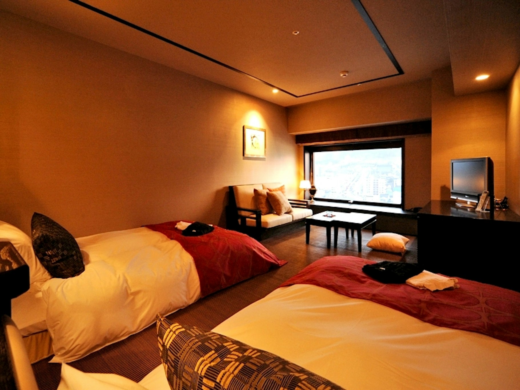 Deluxe, Twin Beds, Mountain Side
