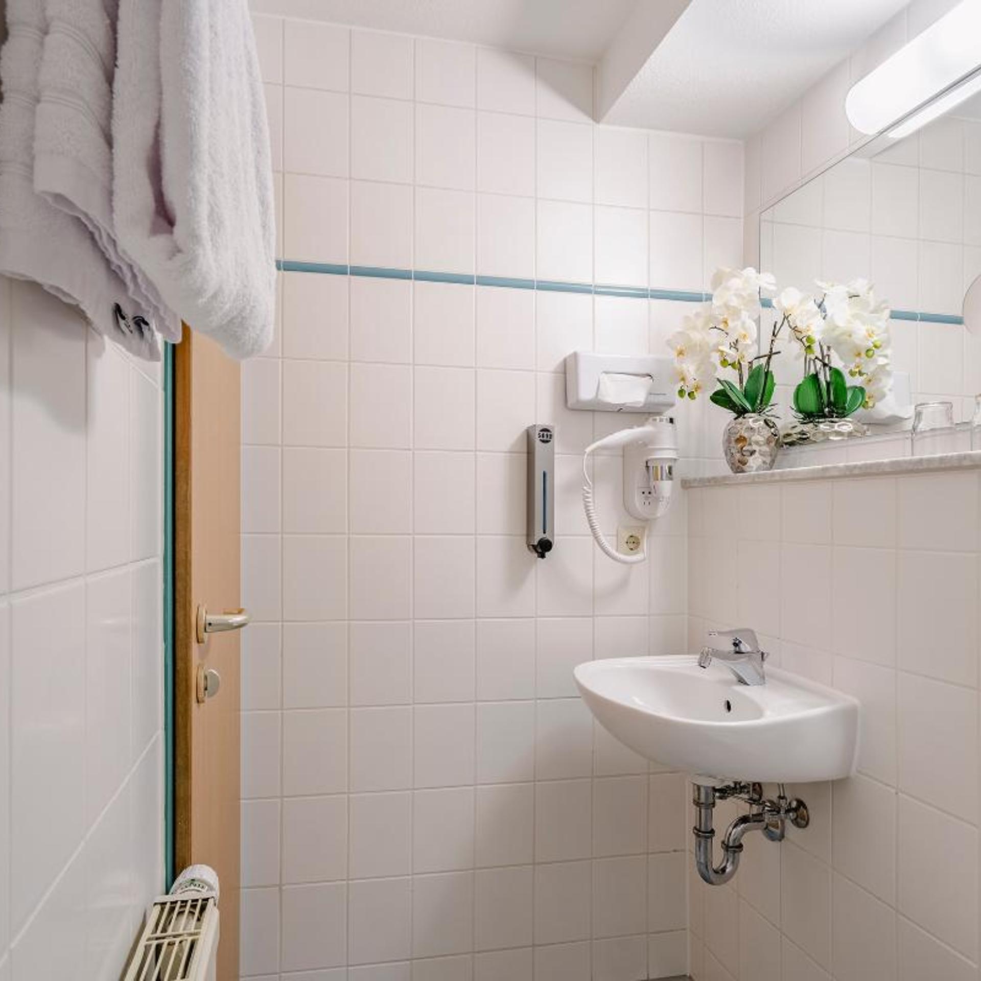 غرفة كومفورت رباعية بسرير كوين مع أريكة، Plaza Hotel Blankenburg Ditzingen Sure Hotel Collection 7/10