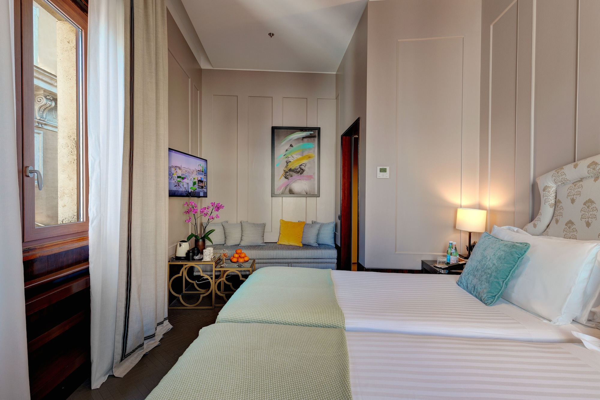 DELUXE, KING BED