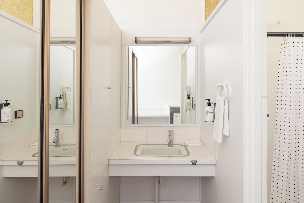 Village Family Motor Inn 46/47
