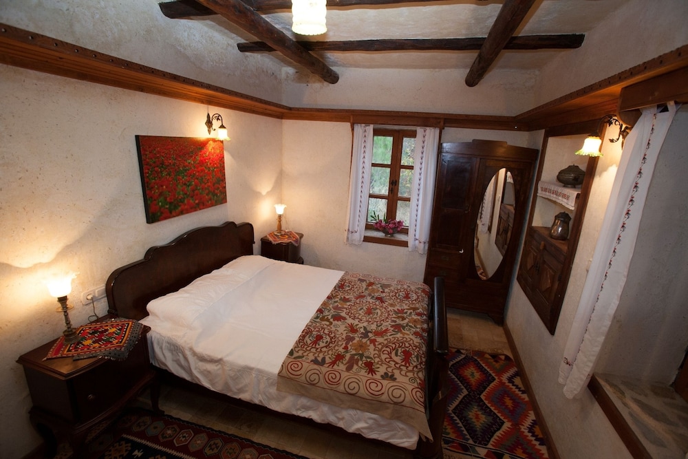 Art, Studio, Double Bed, Kitchen