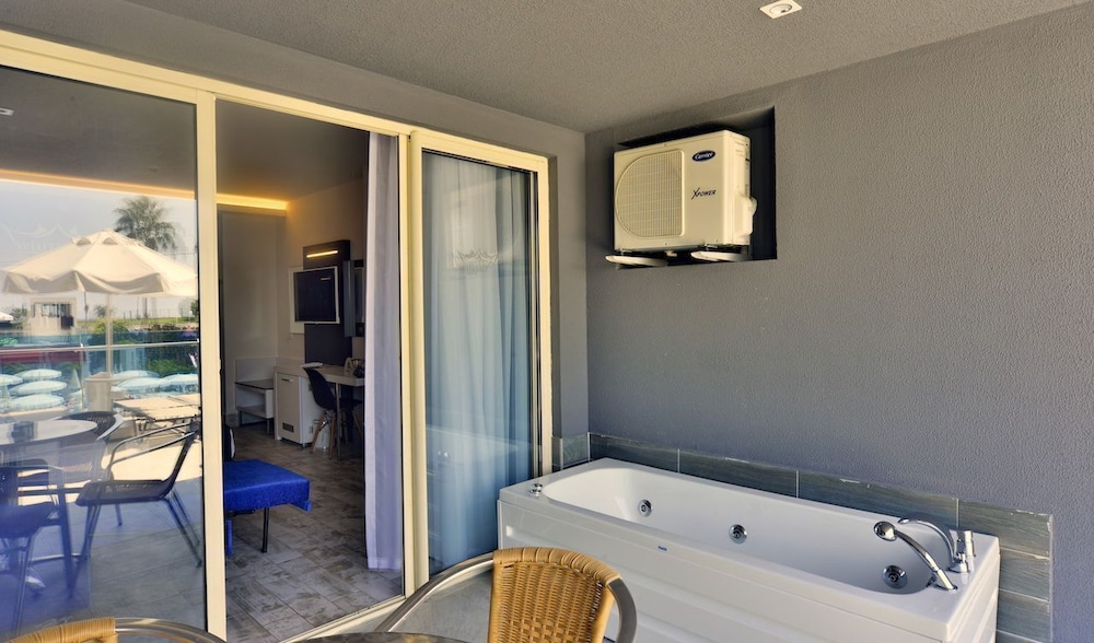 White City Beach - Adults Only +16 23/45