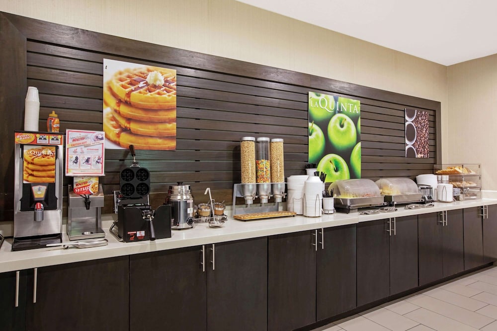 La Quinta Inn & Suites by Wyndham Fayetteville 47/59
